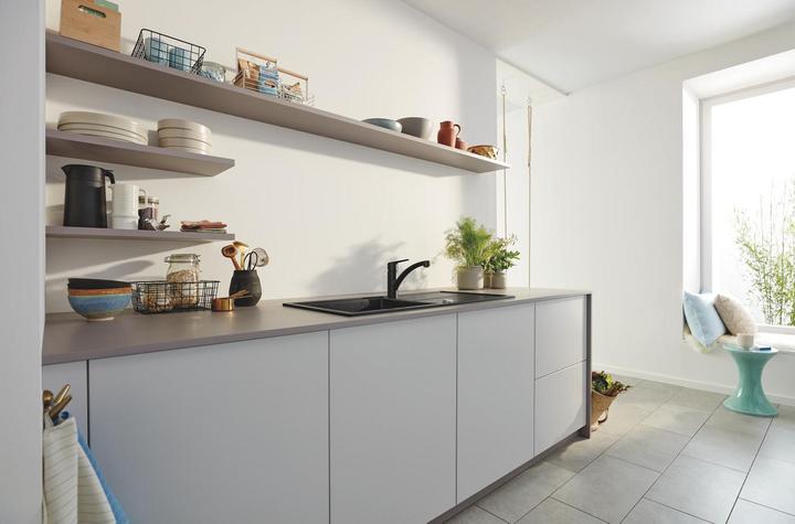Produktbild Grohe Start QuickFix Küchenarmatur, flacher Auslauf, einfache Installation, schwenkbar, mattschwarz