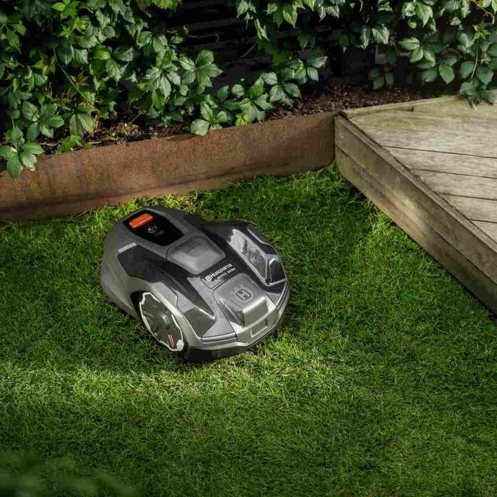 Actual product image Husqvarna Automower 405XE Nera Garage (600 m², Without boundary wire)