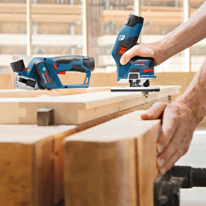 Actual product image Bosch Hausgeräte Bosch Akku-Kantenfräse GKF 12V-8 12 V / 2x 2,0 Ah Akku + Ladegerät inkl. 2x Fräser in L