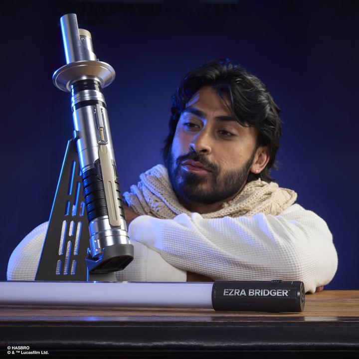 Produktbild Star Wars Force FX Elite Ezra Bridger Lightsaber