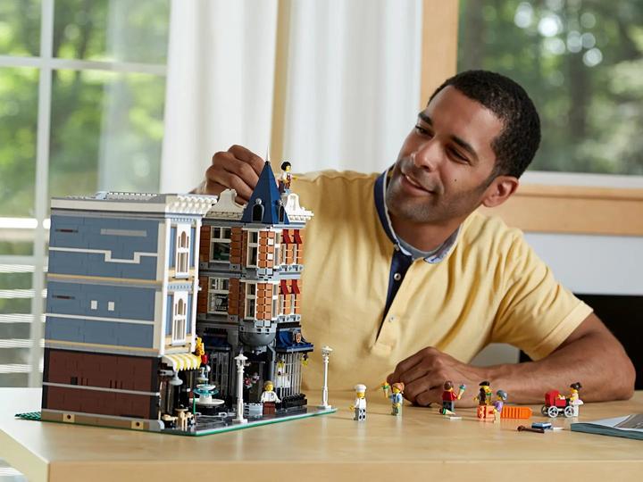 Image du produit LEGO La place de l’assemblée (10255, LEGO difficiles à trouver, LEGO Creator Expert)