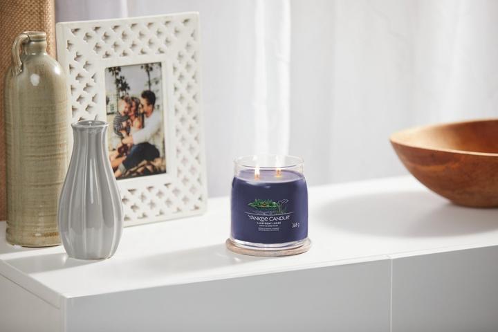 Produktbild Yankee Candle Duftkerze Lakefront Lodge Signature Medium Jar