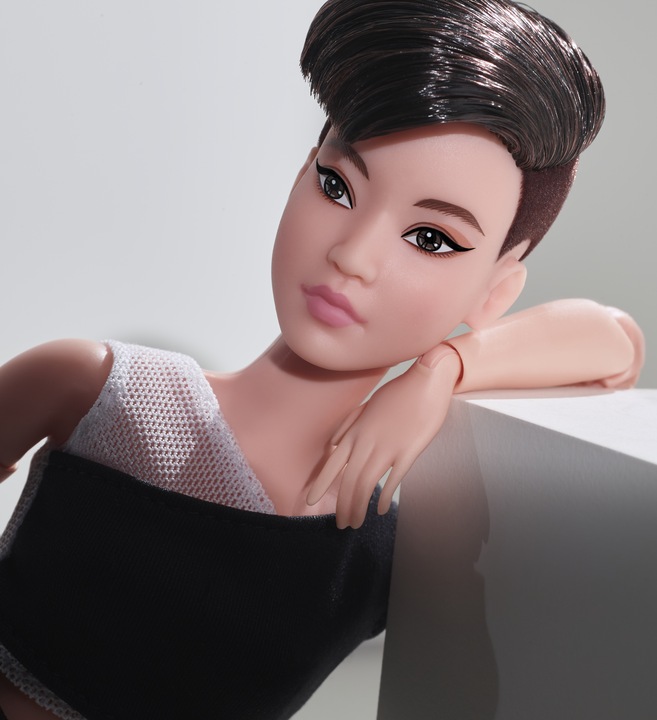 Productafbeelding Barbie Signature Looks Doll: Petite (kort zwart haar).