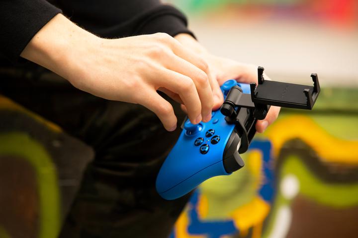 Actual product image PowerA MOGA Mobile Gaming Clip 2.0 for wireless Xbox controllers (Xbox Series S)