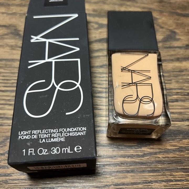 Immagine prodotto NARS Cosmetics Fondazione che riflette la luce (Barcellona)