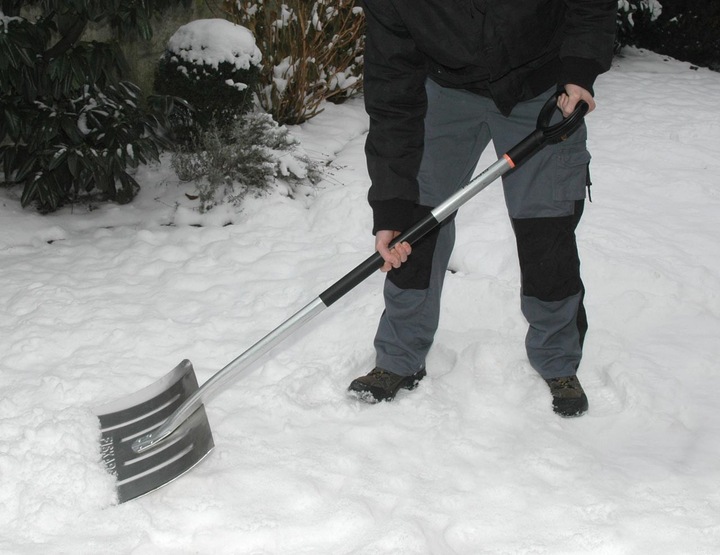Produktbild Fiskars Schneeräumer