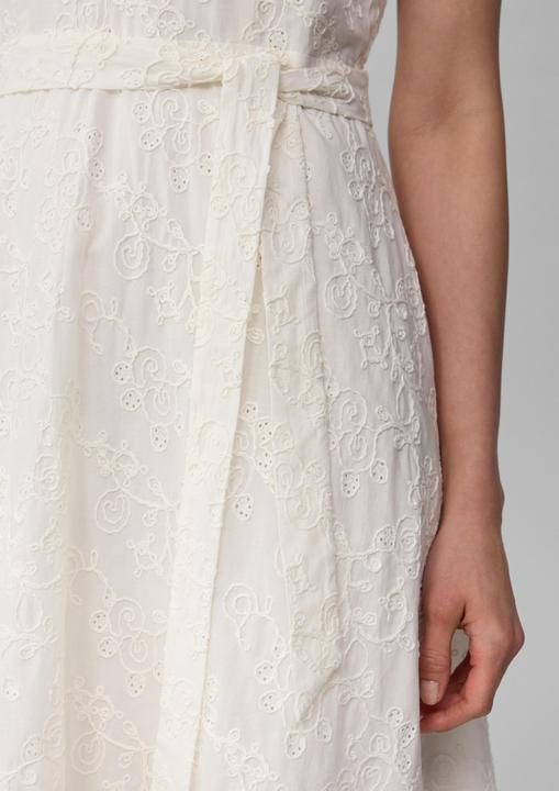 Actual product image S.Oliver Kleid Kurzes Baumwollkleid mit Stickereien und V-Ausschnitt (34)