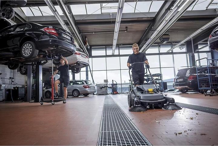 Actual product image Kärcher Professional Kehrmaschine KM 70/30 C BP mit 2 Seitenbesen