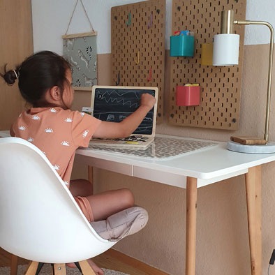 Actual product image small foot Wooden laptop with magnetic board (German)