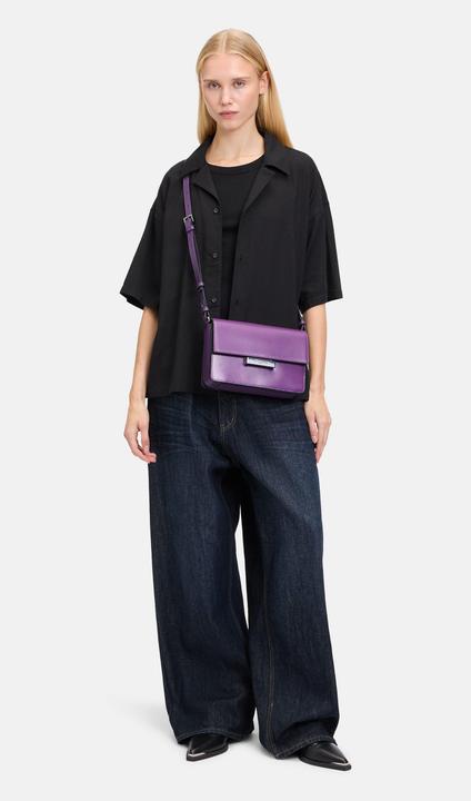 Actual product image Liebeskind Berlin Crossbody Geräumige Crossbody-Bag aus festem Glattleder