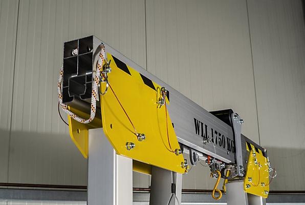 Actual product image Planeta RLPK aluminium gantry crane, overall height 2477 - 3877 mm, width 2000 mm.