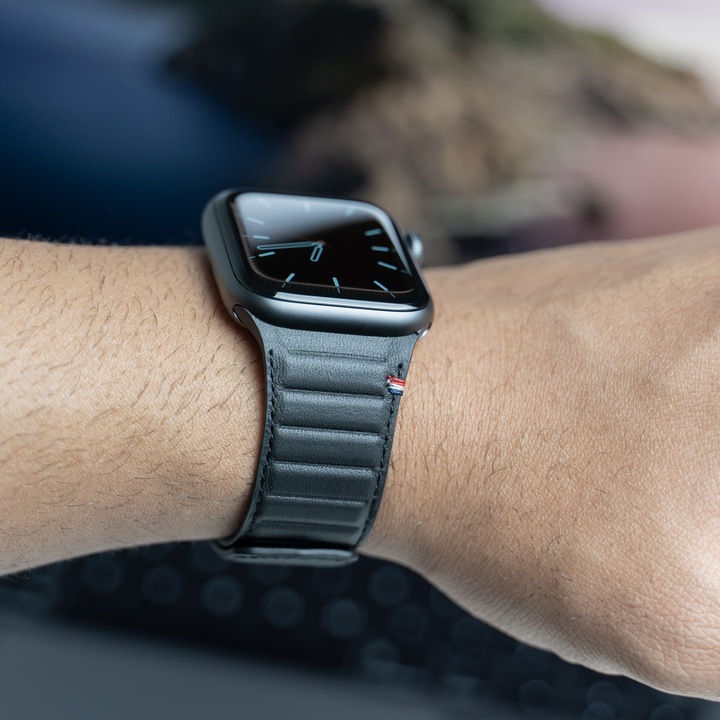 Actual product image Decoded Traction Strap 42/44mm (42 mm, 45 mm, 44 mm, Full-grain leather, Apple Watch Series 9)