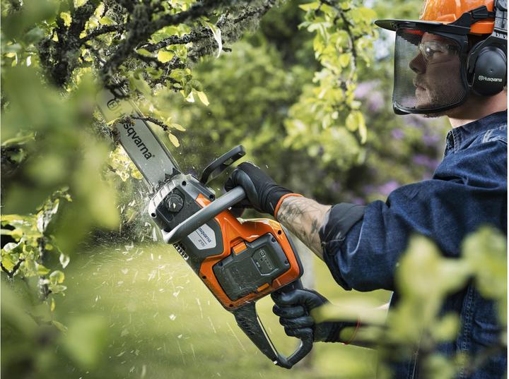 Actual product image Husqvarna 215i (Battery chain saw)