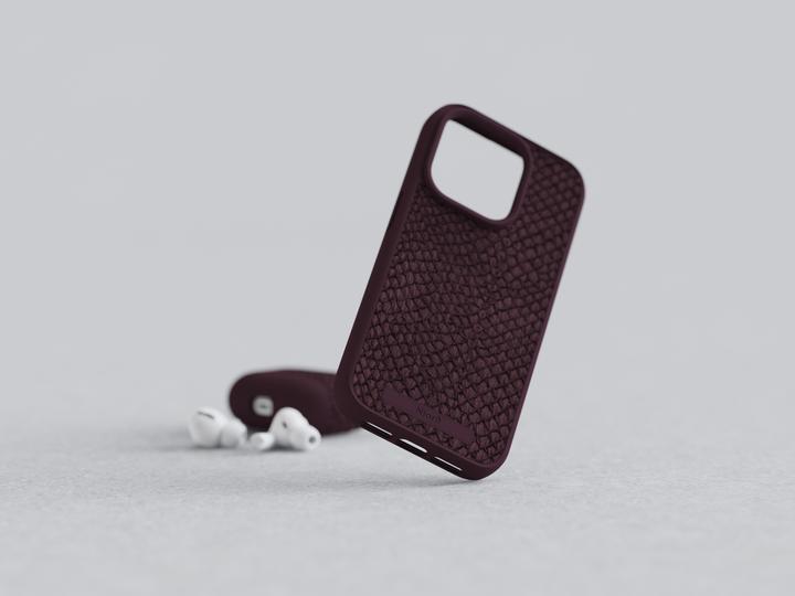 Actual product image Njord Salmon Leather Magsafe Case for iPhone 15 Pro Max, Rust (Apple iPhone 15 Pro Max)
