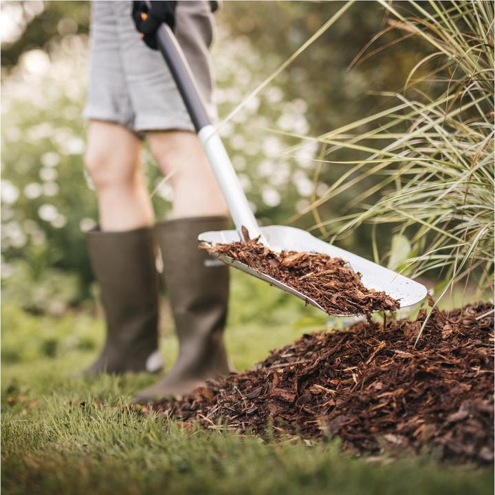 Immagine prodotto Fiskars Pala per sollevare e spostare materiale sfuso e neve, Lunghezza: 130 cm, Borsta rinforzato