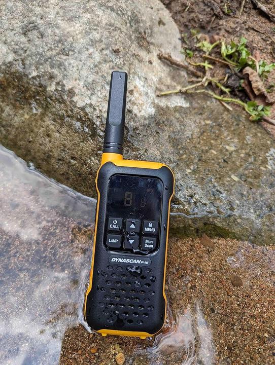 Produktbild Dynascan PMR PNI F-15 tragbares Radio, 446 MHz, 0,5 W, 16 CH, wasserdicht IP67, Set mit 2 Stück (12 km)