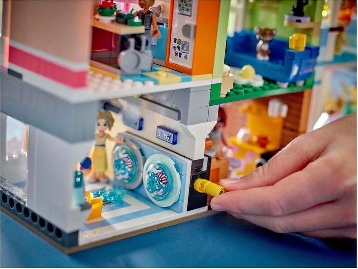 Actual product image LEGO Heartlake City Wohn- und Einkaufsstrasse (42670, LEGO Friends)