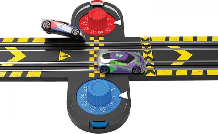 Productafbeelding Hornby Micro Scalextric 007 Race Set-DB5 vs V8 (Batterij)
