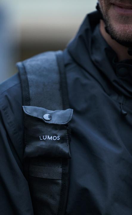 Actual product image Lumos Helm Regenschutz