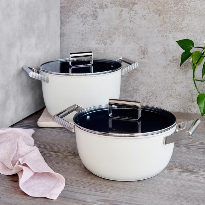 Produktbild Smeg CKFC2411CRM Schmortopf Ø 24 cm mit Glasdeckel, 2 Griffe, creme (24 cm, Bräter + Schmortopf)