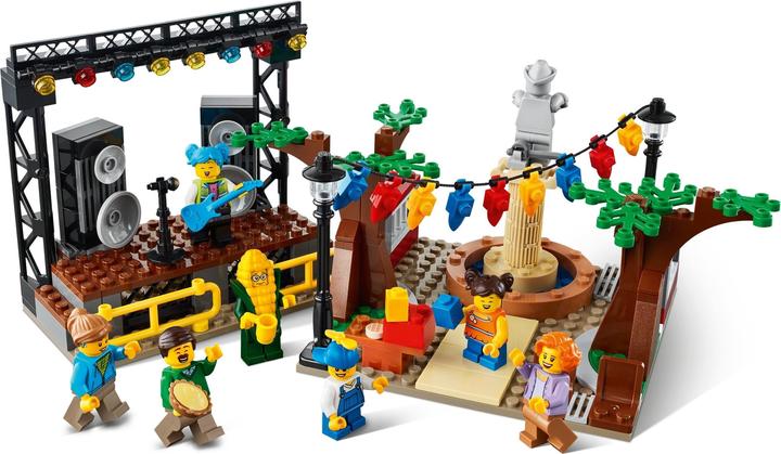 Actual product image LEGO City square (60271, LEGO City)