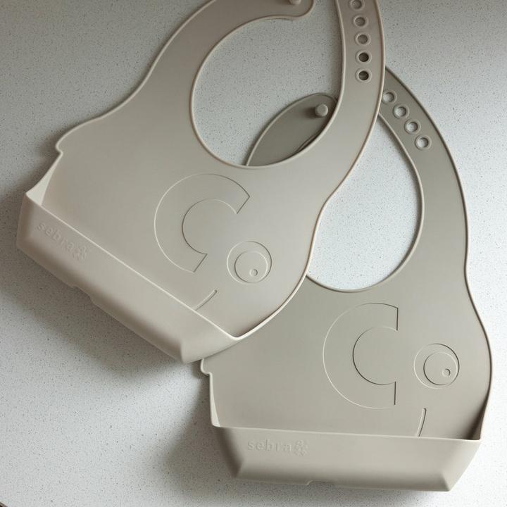 Actual product image Sebra Bib silicone Fanto set of 2 Jetty Beige 31 x 21 cm (4 months)