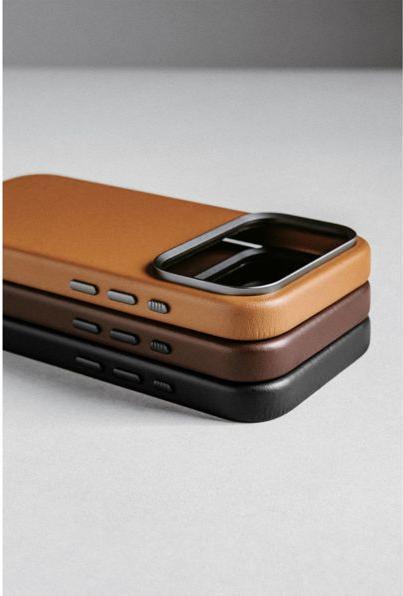 Actual product image Nomad Traditionelle Lederhülle - Lederhülle für iPhone Pro, Horween-Leder (Apple iPhone 17 Pro)