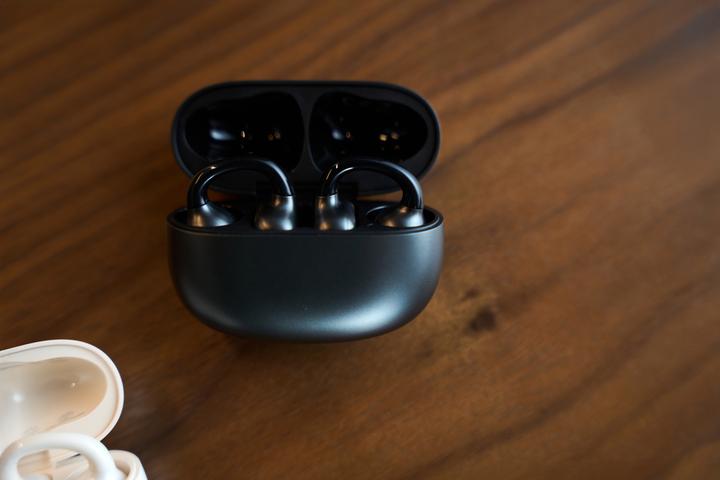 Actual product image Edifier Comfo Q Open-Ear Wireless Sports Headphones - space black (Wireless)