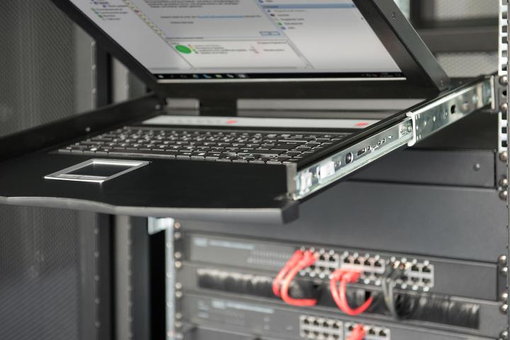 Produktbild Digitus Modulare Konsole mit 19" TFT (48,3cm), 16-Port CAT 5 KVM & Touchpad, schweizer Tastatur