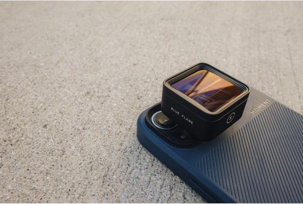 Actual product image Moment 1.33x Anamorphic Lens - Blue Flare - T-Series