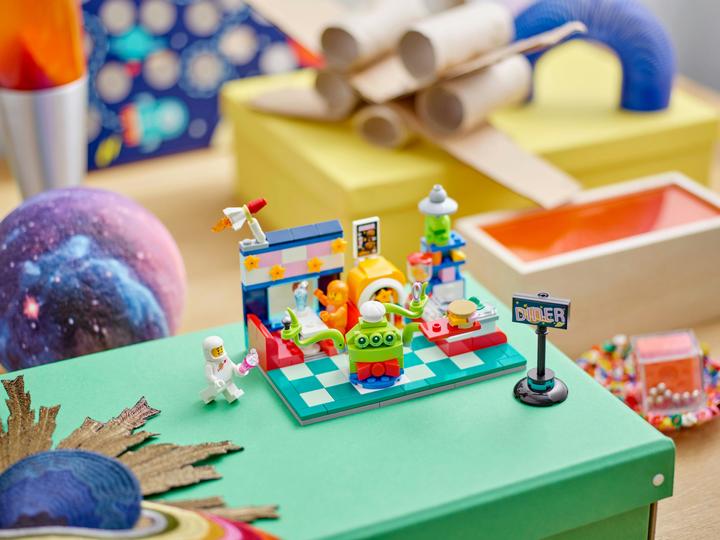 Actual product image LEGO Alien-Diner Limited Edition (40687)
