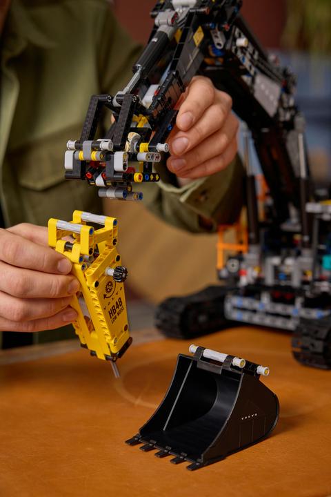 Actual product image LEGO Volvo EC500 Hybrid Bagger (42215, LEGO Technic)