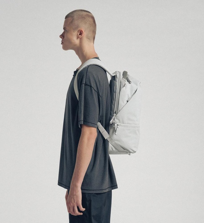 Actual product image Urth Arkose 20L Backpack + Camera Insert (Ash Grey) (Camera shoulder bag)