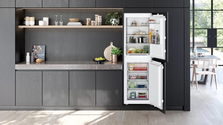 Actual product image Siemens iQ100, built-in fridge-freezer combination with bottom freezer compartment, 177.2 x 54.1 cm, flat (249 l)