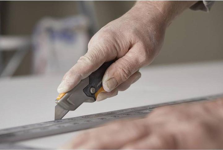 Actual product image Fiskars Utility knife with fixed blade, length 18.2 cm, Stainless steel/plastic, Black (Cutters)