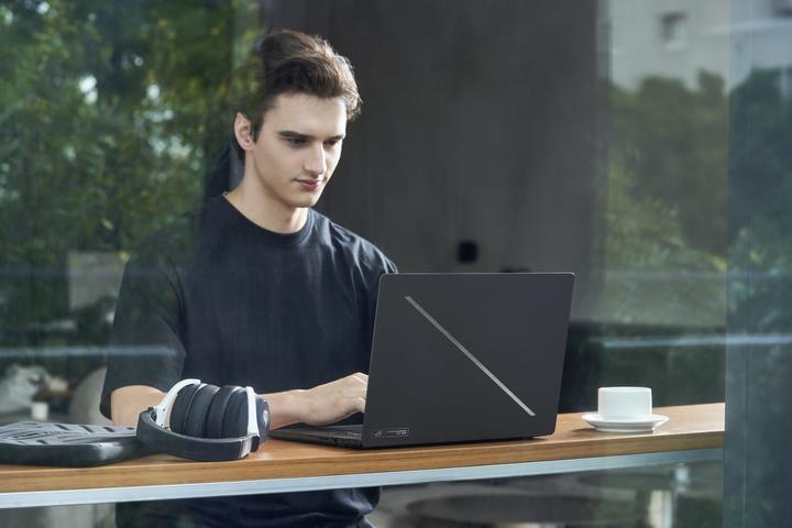 Actual product image ASUS ROG Strix SCAR 18 (18", 4000 GB, 64 GB, DE, Intel Core i9-13980HX)