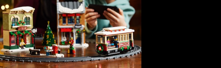 Image du produit LEGO La rue principale décorée pour Noël (10308, LEGO difficiles à trouver)