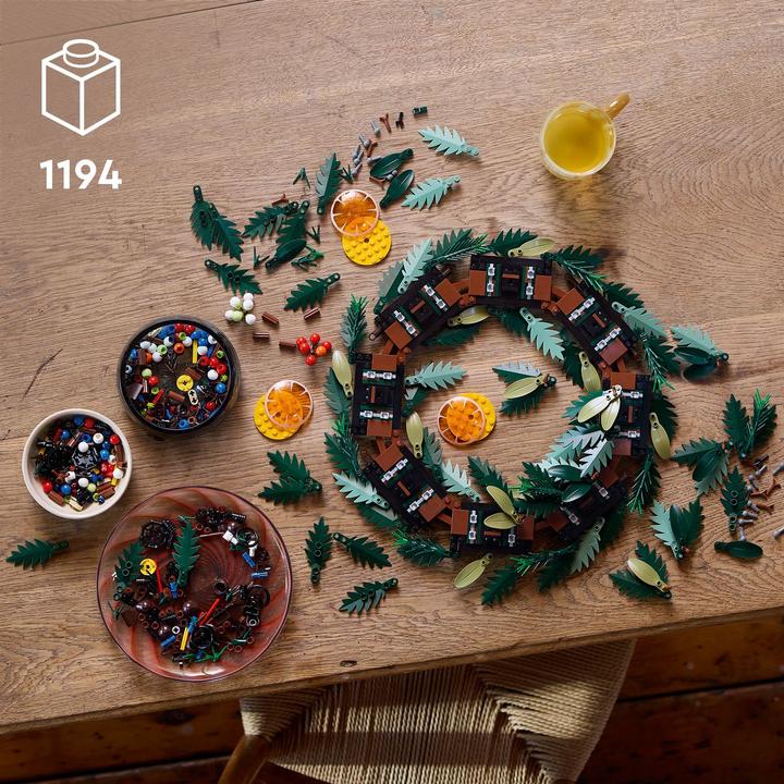 Actual product image LEGO Christmas wreath (10340, LEGO Icons)