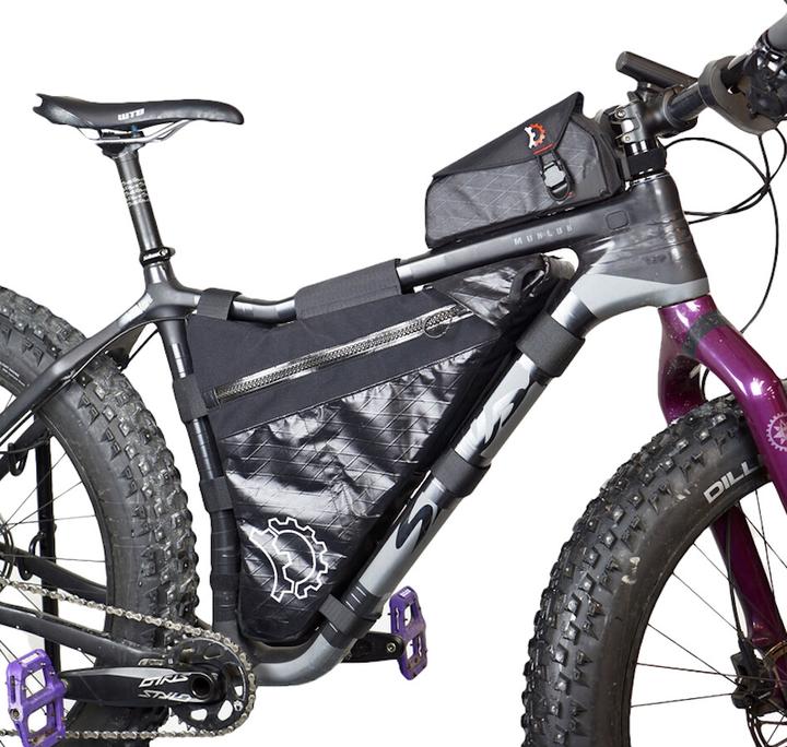 Productafbeelding Revelate Designs Mukluk Koolstof (1 l, Frametas)