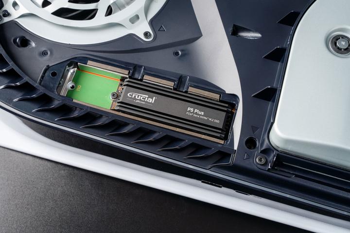Produktbild Crucial P5 Plus mit Heatsink (2000 GB, M.2 2280)