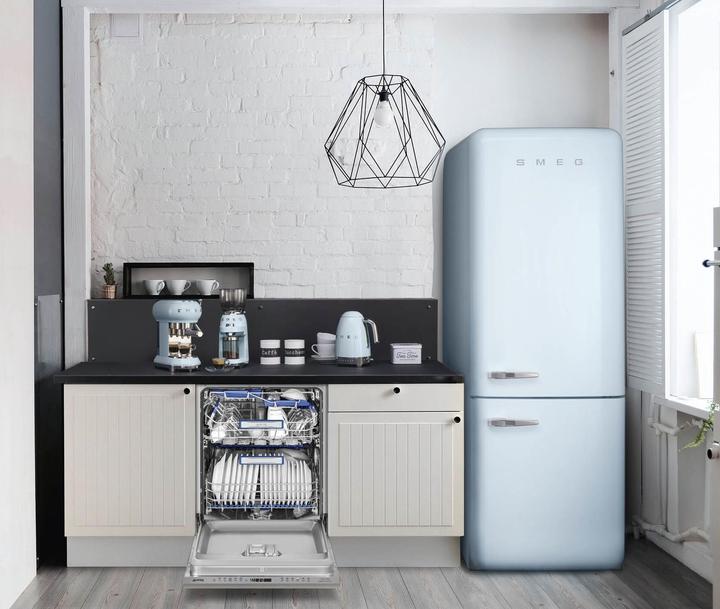 Immagine prodotto Smeg CGF11PBEU stile anni '50, corpo in alluminio pressofuso, laccato, blu pastello