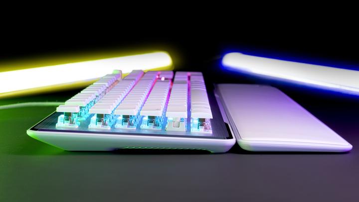 Actual product image Turtle Beach - Clavier de jeu mécanique RGB Filaire Vulcan II Blanc - Disposition Azerty FR (FR, Cable)