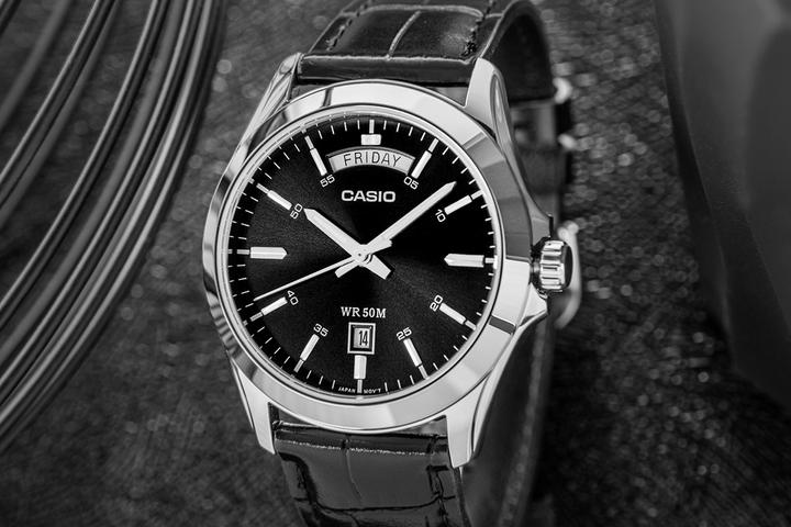 Actual product image Casio COLLECTION Mod. DAY DATE 50m (Analogue wristwatch, 45 mm)