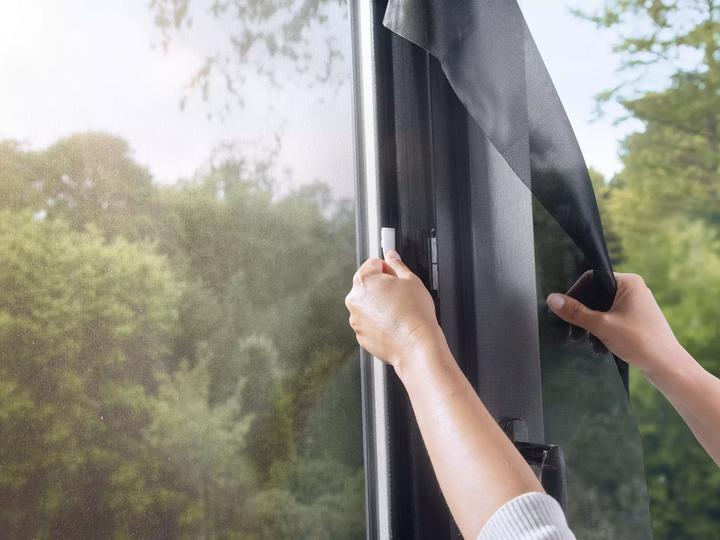 Image du produit tesa Grille anti-pollen, pour les personnes allergiques, à sceller, y compris bande Velcro autocollante (130 x 150 cm)