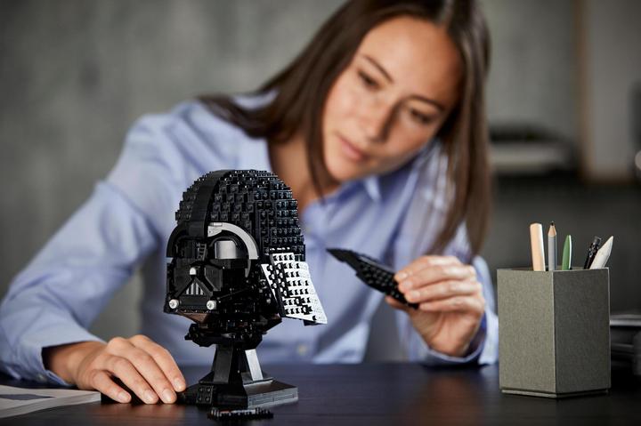 Actual product image LEGO Darth Vader Helmet (75304, LEGO Star Wars)