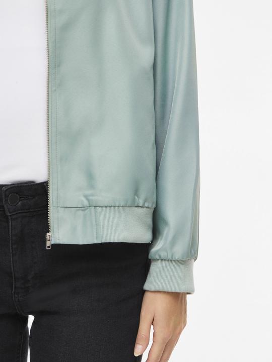 Actual product image Vila Reissverschluss Bomberjacke (36)