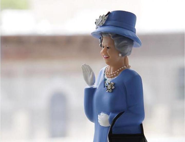 Actual product image Kikkerland Waving Queen