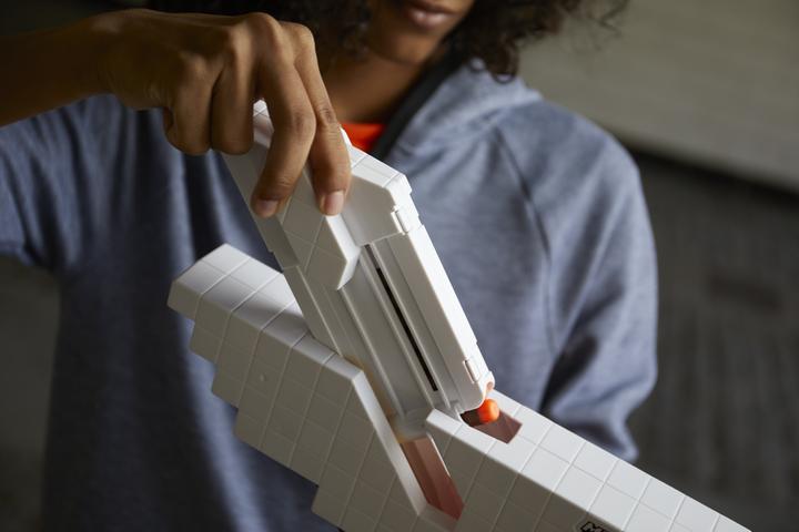 Produktbild Nerf Minecraft motorisierter Sabrewing Bogen feuert Darts