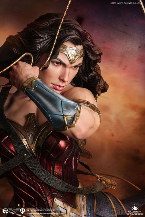 Actual product image Queen Studios Wonder Woman Comic Statuette 1/4 Wonder Woman Early Bird Version 47 cm