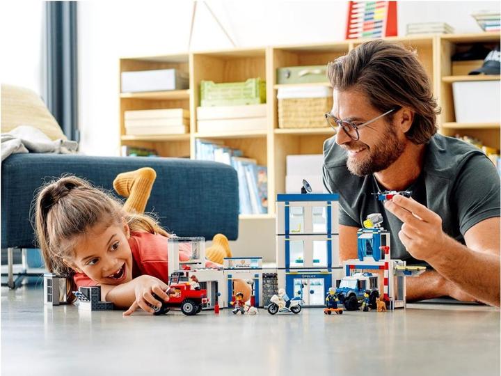 Produktbild LEGO Polizeistation (60246, LEGO City)